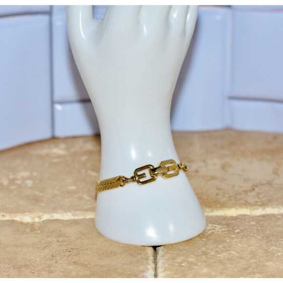 Vintage Givenchy Herringbone Gold Plated Chain Bracelet with Logo Clasp, 1980s - Picture 4 of 9
